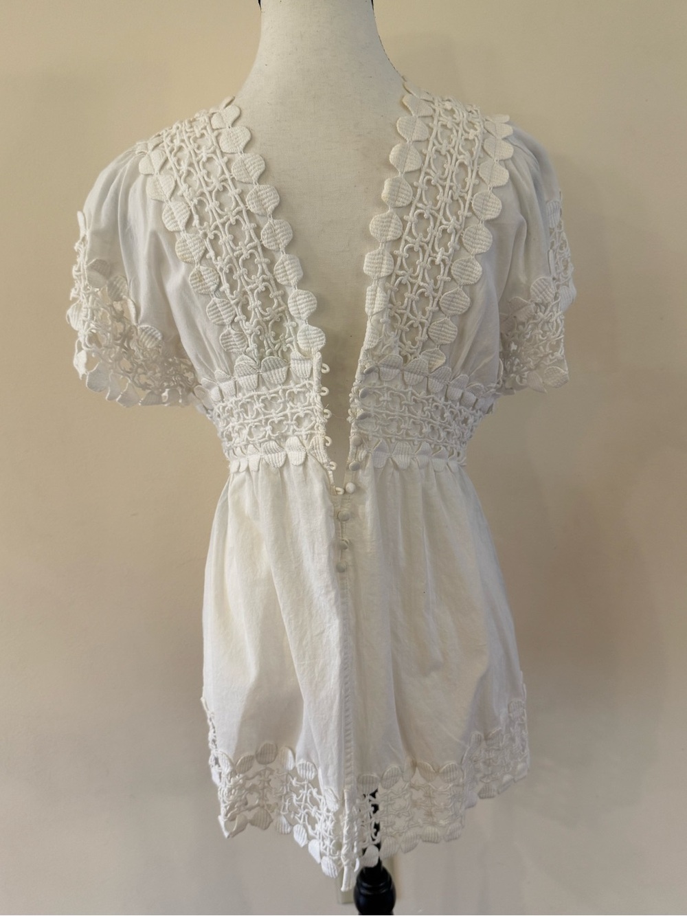 Gracia White Embroidered V-Neck Tunic Top size small - Picture 3 of 6